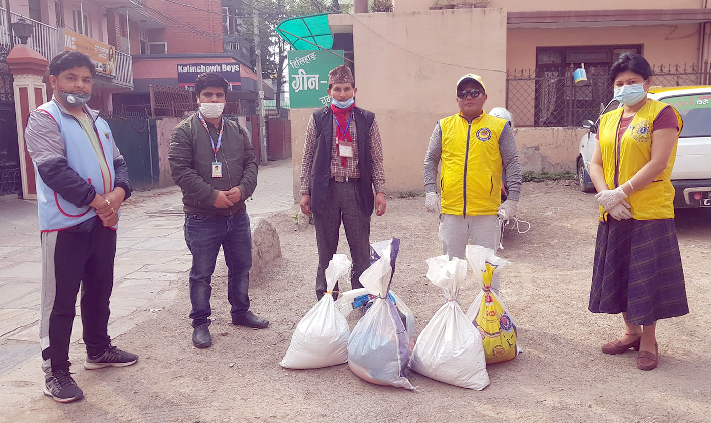 लायन्स क्लब अफ काठमाडौँ गुल्मोहरको खाद्यय वितरण १४  दिनपनि जारी