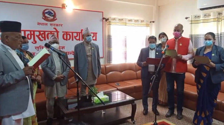 लुम्बिनी प्रदेशका नयाँ चार मन्त्रीद्वारा सपथग्रहण