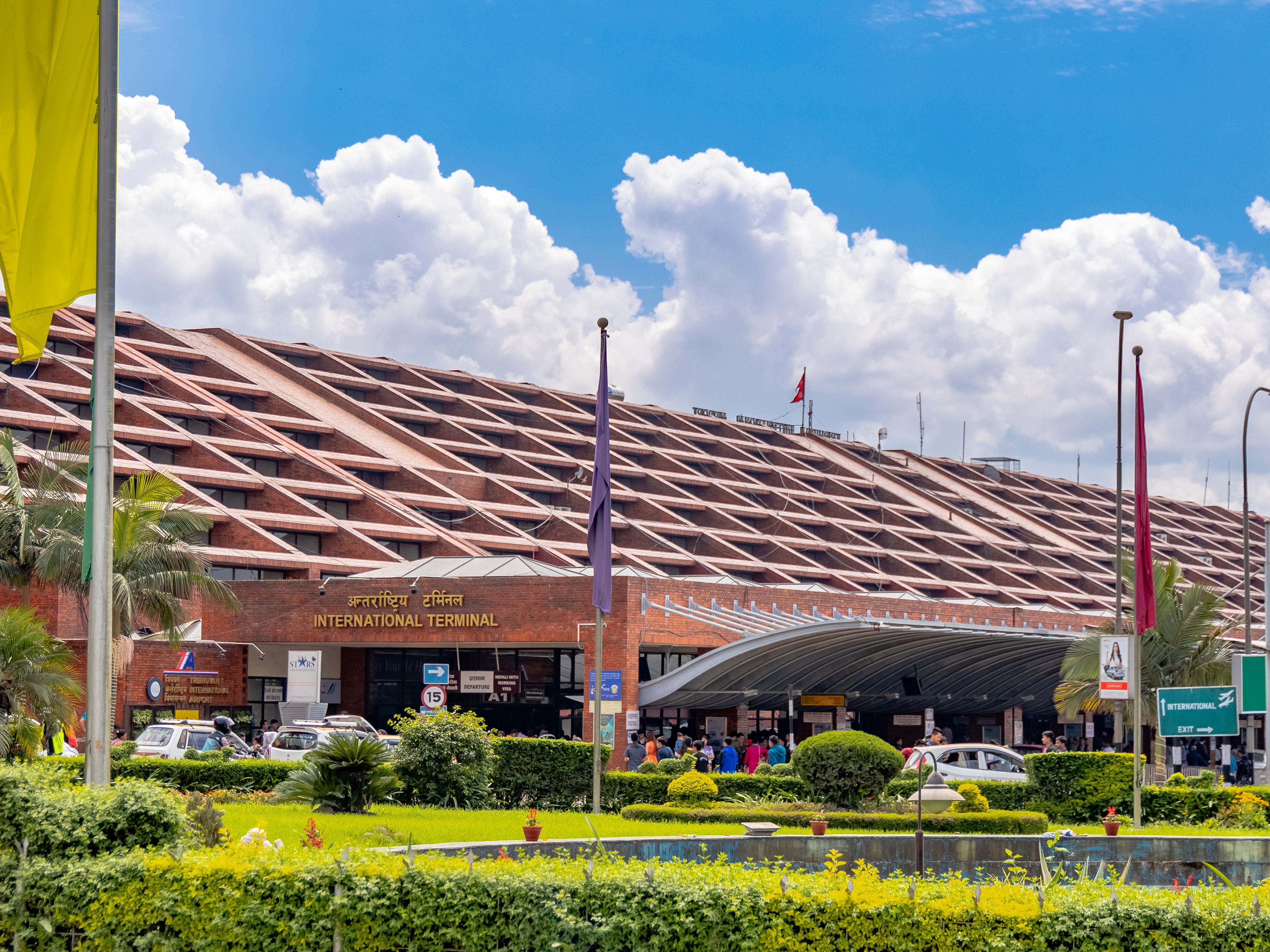 विदेशमा जाने युवाको संख्या चार गुणाले बढ्यो, रेमिट्यान्स बढ्ने संकेत