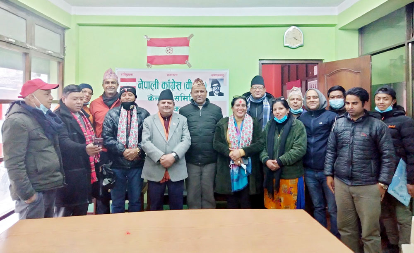 शिक्षक संघका नेता र पूर्वजिल्ला अध्यक्ष काँग्रेस वीपीमा प्रवेशः काँग्रेसले वीपीको नाम लिन नसुहाउने दावी