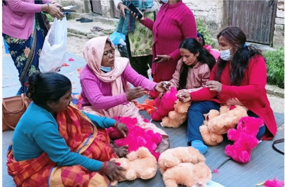 खेलौना बनाएर जीविकोपार्जन गर्दै अपाङ्गता भएका महिला