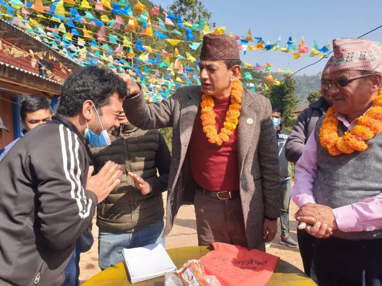 बागमति गाउँपालिकाका दर्जनौं कांग्रेसी युवाहरू एमालेमा प्रवेश