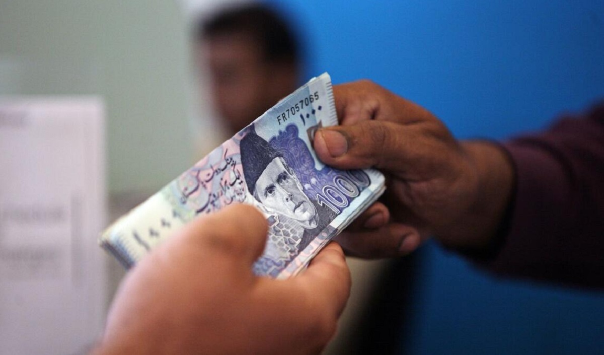 पेट्रोलको भाउ उक्लेपछि पाकिस्तानको अर्थतन्त्र धराशायी