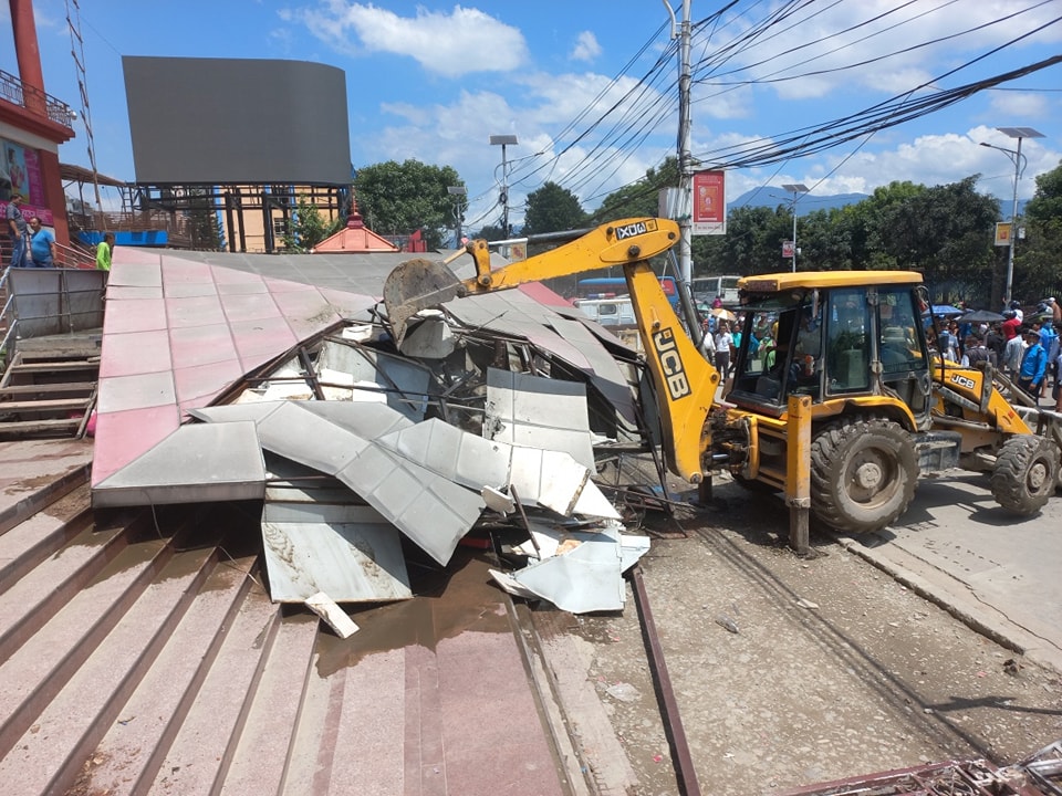 काठमाण्डौ महानगरले भत्काएको संरचना सम्बन्धित घरधनीले नै सफा गर्नुपर्ने