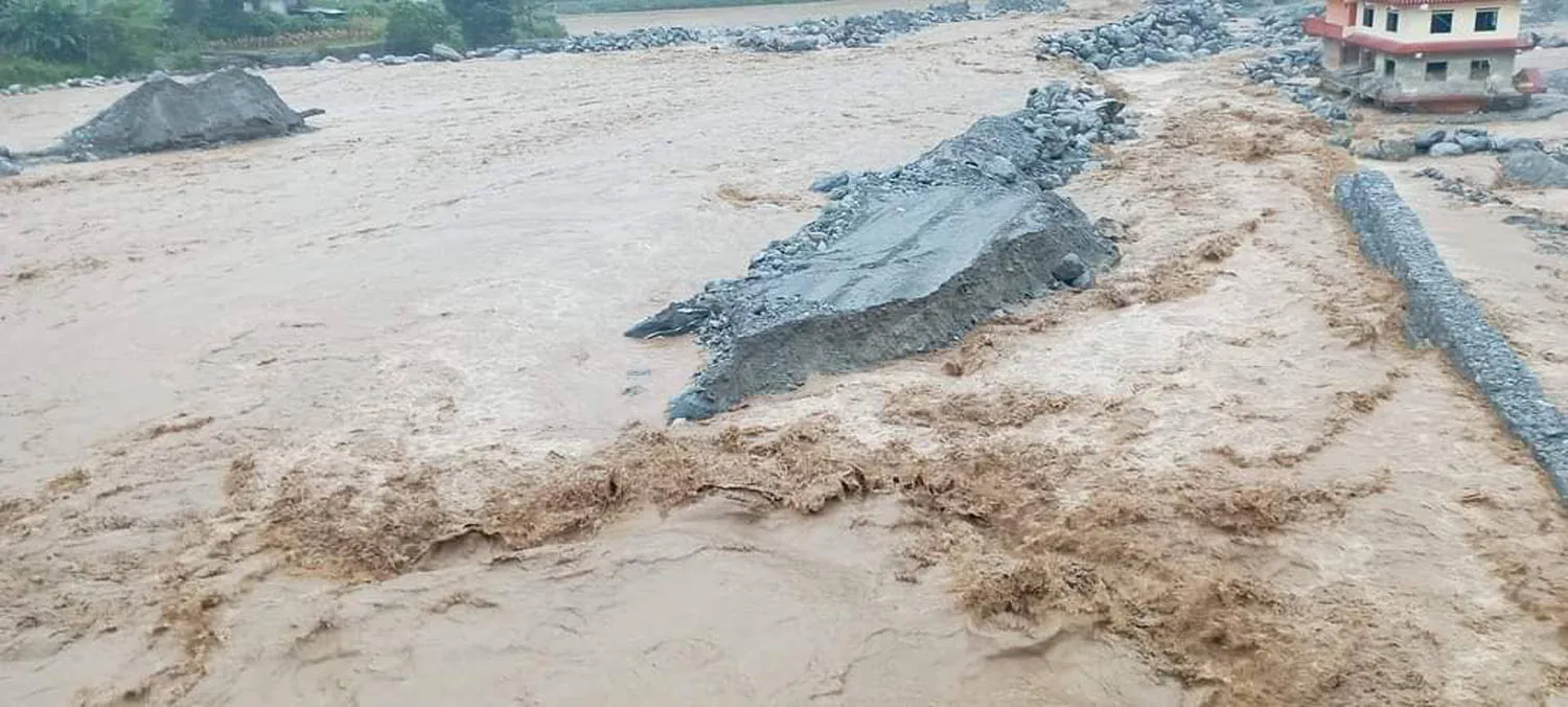 सिन्धुपाल्चोकमा बाढी : सडक अवरुद्ध, हेलम्बुको फाँट डुबानमा