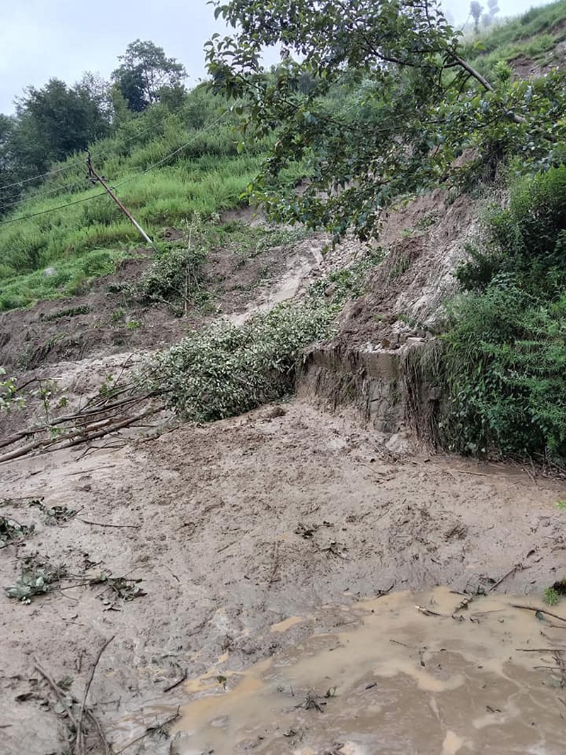 सिन्धुपाल्चोक : मेलम्ची थकनी डाँडाकटेरीका १४ घर पहिरोको उच्च जोखिममा