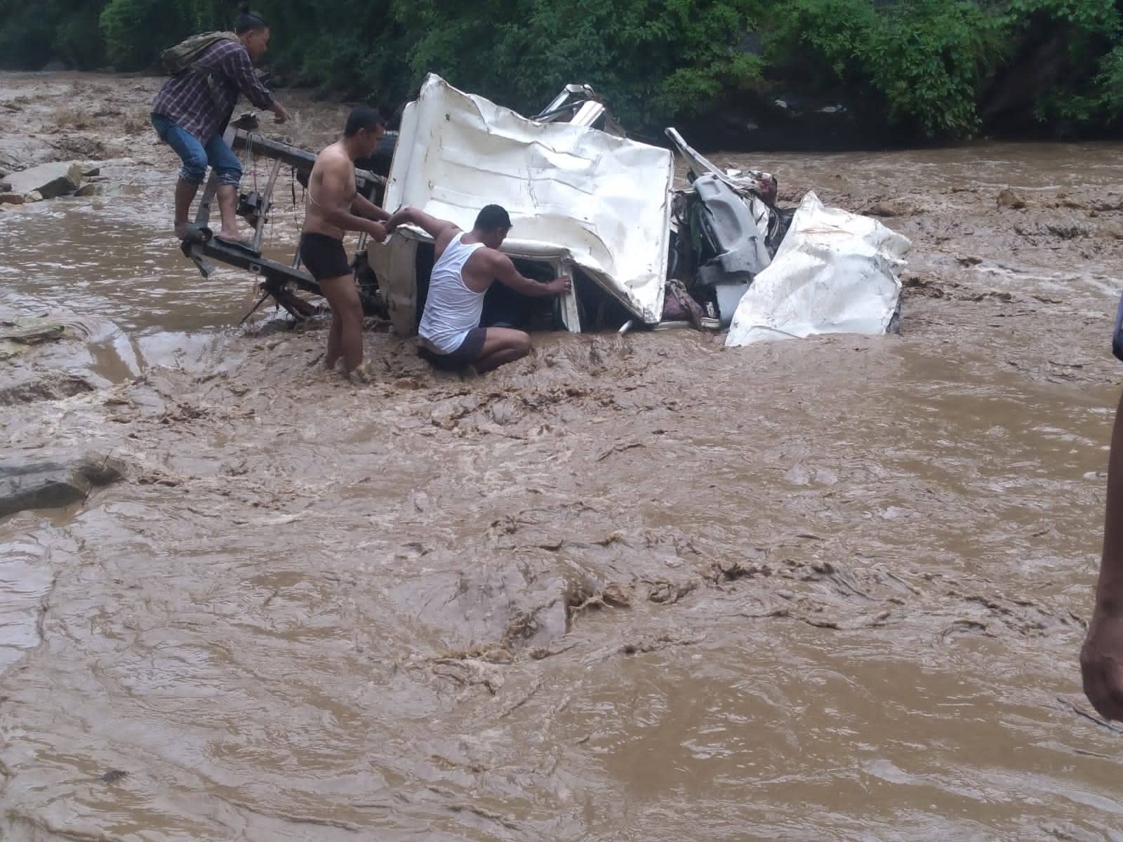 रोल्पाको माडी खोलामा जीप खस्दा एक जना बेपत्ता