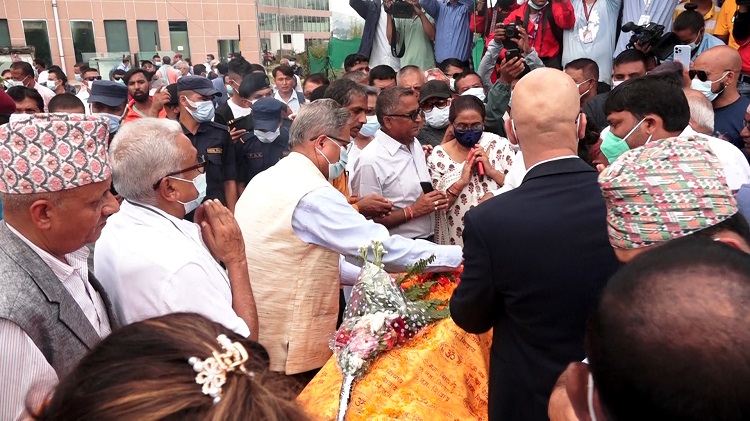 शवयात्रा सहित गिरिलाई अन्त्येष्टिका लागि पशुपति लग्न थालियो