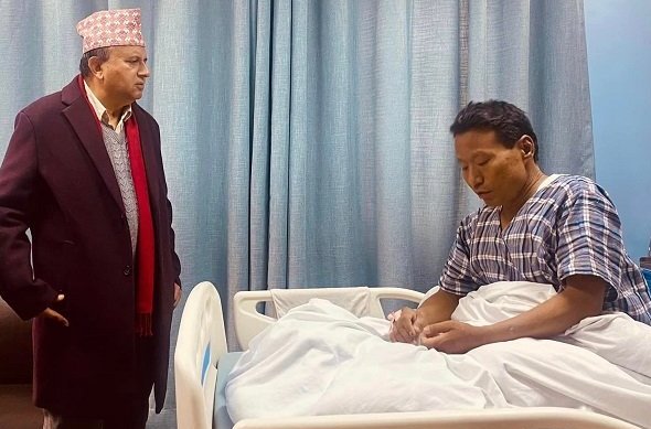 जन्डिसबाट ग्रसित पुनलाई भेटन सुमेरु अस्पताल पुगे एमाले नेता पोखरेल
